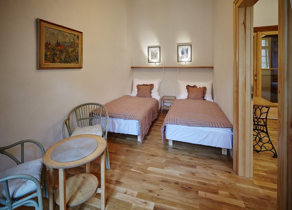 Queen Bee Apartments Прага Экстерьер фото