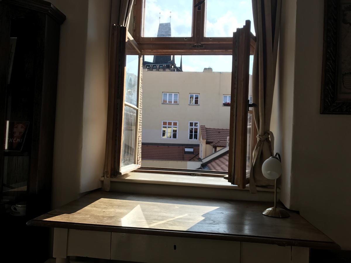 Queen Bee Apartments Прага Экстерьер фото